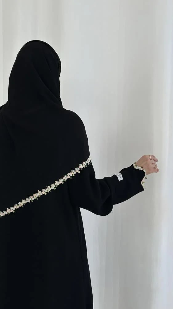 عباية نص كلوش قماش(ملكي)اكمام ورد
