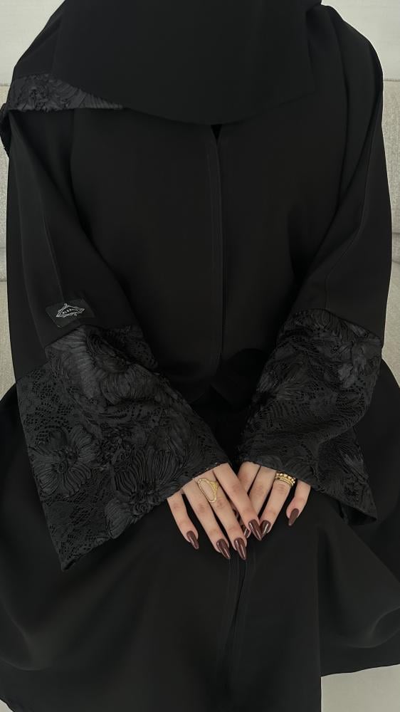 عباية نص كلوش قماش(كريب) بأكمام دانتيل ورد