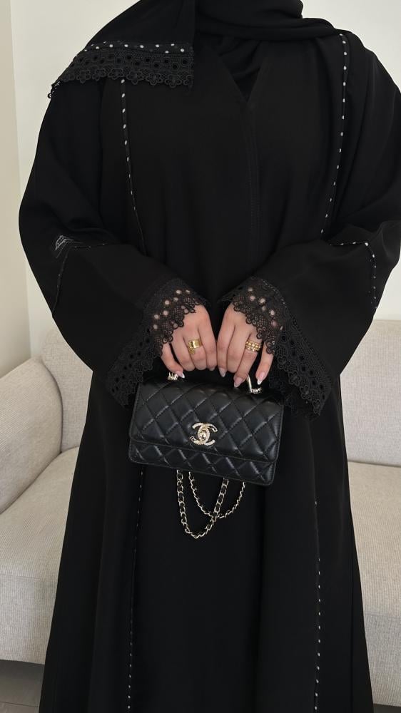عباية نص كلوش قماش(كريب) باكمام دانتيل