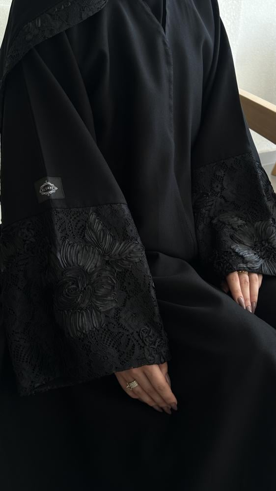 عباية نص كلوش قماش(كريب) بأكمام دانتيل ورد