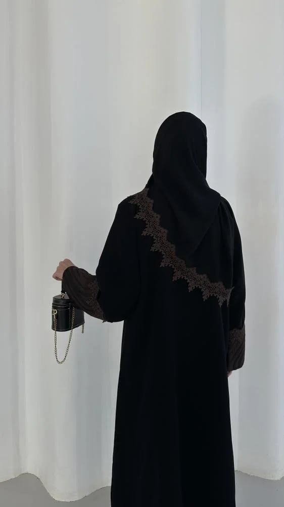 عباية نص كلوش قماش(سراميك)واكمام جاكار بني وكلفة بني