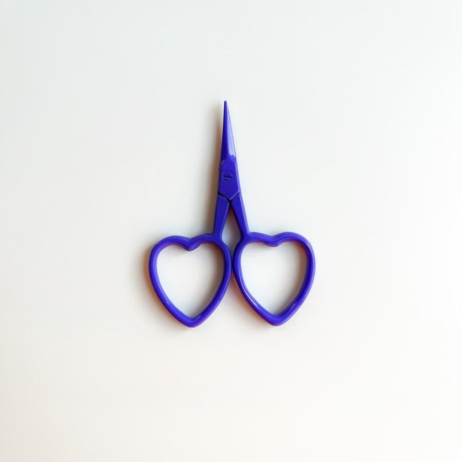 مقص كروشيه صغير حاد