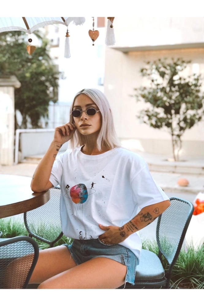 تي شيرت نسائي أبيض مطبوع
