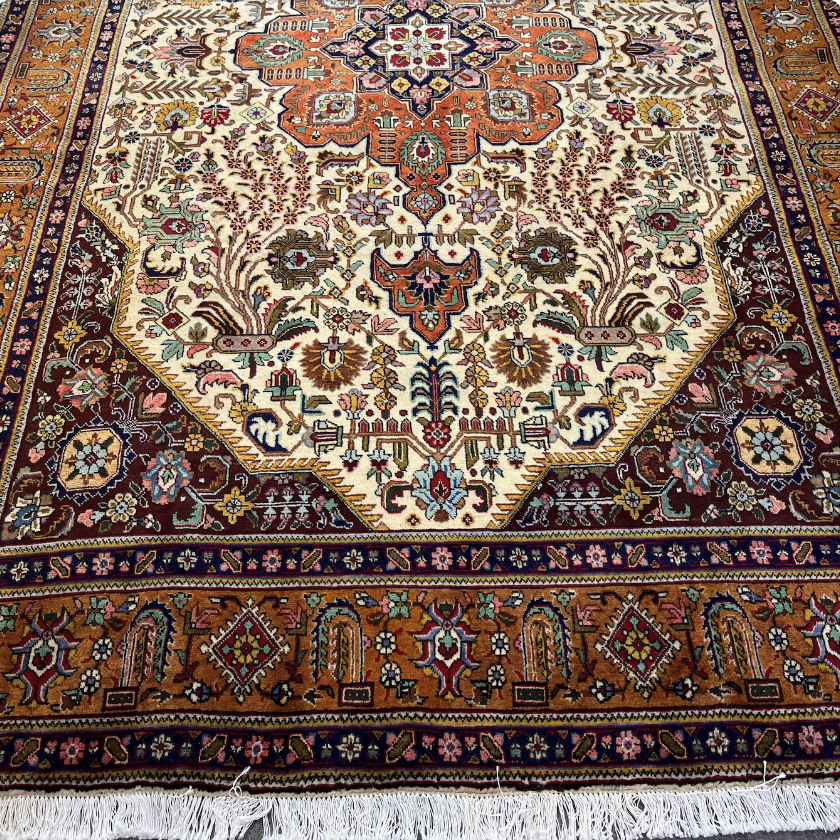 سجادة  ايراني صوف نسيج و صناعة يدوية من هريز | مقاس: 2.4x3.7 m