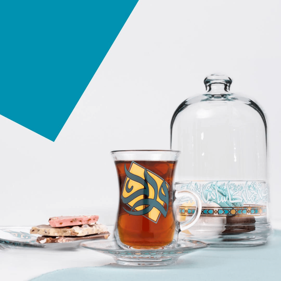 طقم بيالات وفناجين شاي بيد مذهب فاخر بزخرفة عريقة من الخط العربي