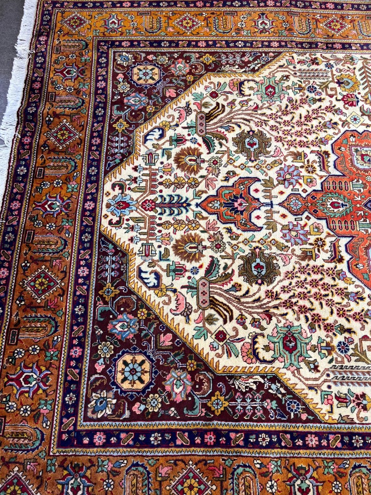 سجادة  ايراني صوف نسيج و صناعة يدوية من هريز | مقاس: 2.4x3.7 m