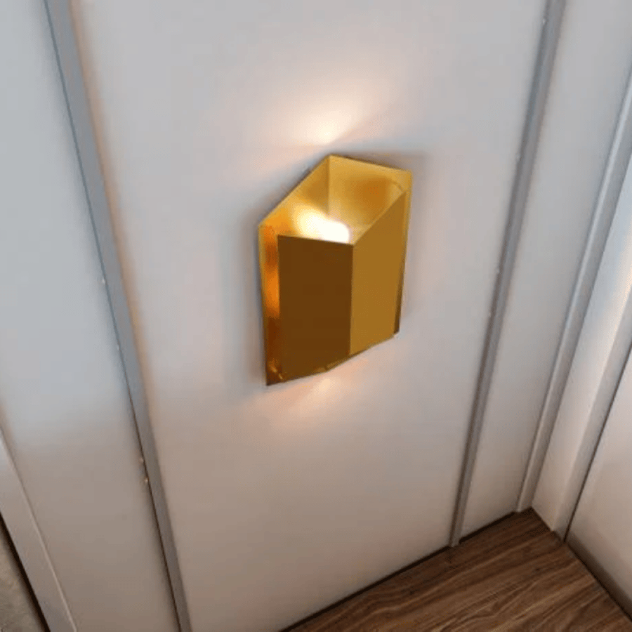 أبليك جداري ذهبي بتصميم هندسي راقي