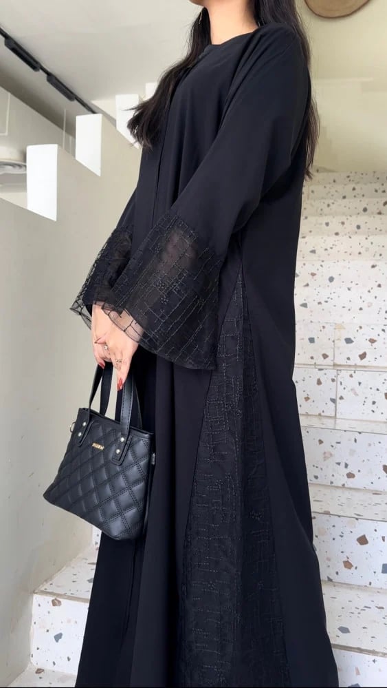 عباية "زاهيه" بقماش الكريب الناعم واضافة الشيفون المزخرف على الاكمام وجوانب العبايه .