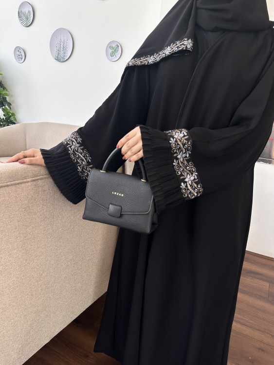 عباية " عهد " انيقه وقماشها فخم