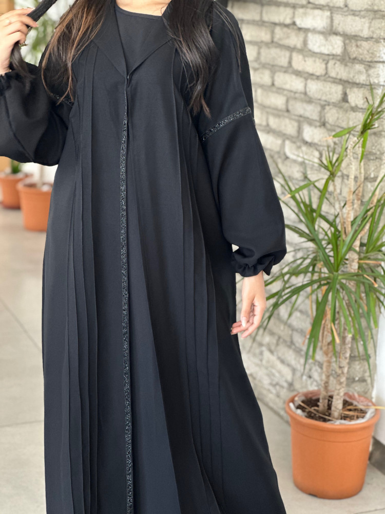 عبايه بياقه وحواف مطرزه واكمام مزمومه.