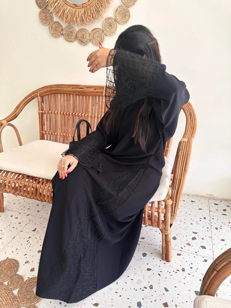عباية "زاهيه" بقماش الكريب الناعم واضافة الشيفون المزخرف على الاكمام وجوانب العبايه .