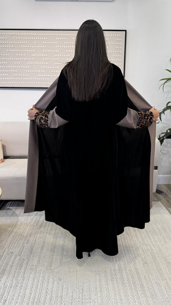 مخمل أسود بتطريز ملون