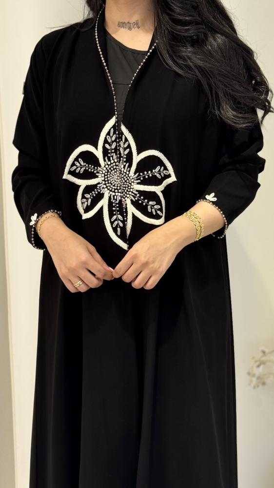 عباية كلوش مطرزه بشك أنيقة