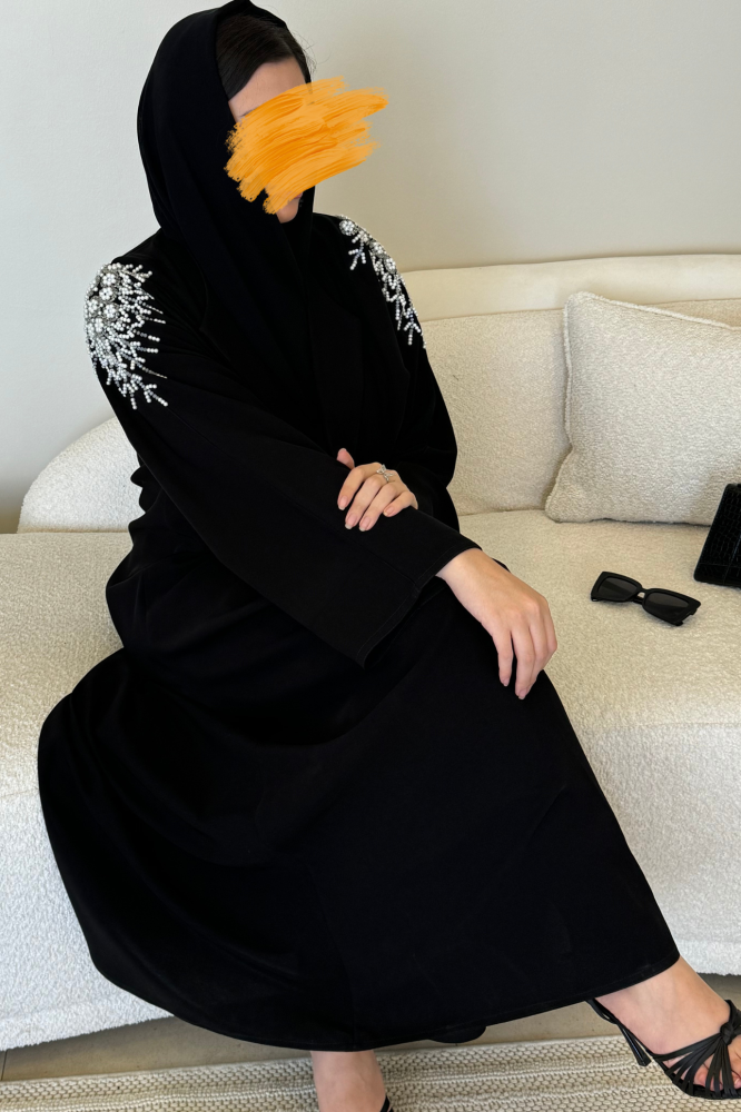 عباية كريب بشك فضي على الكتف
