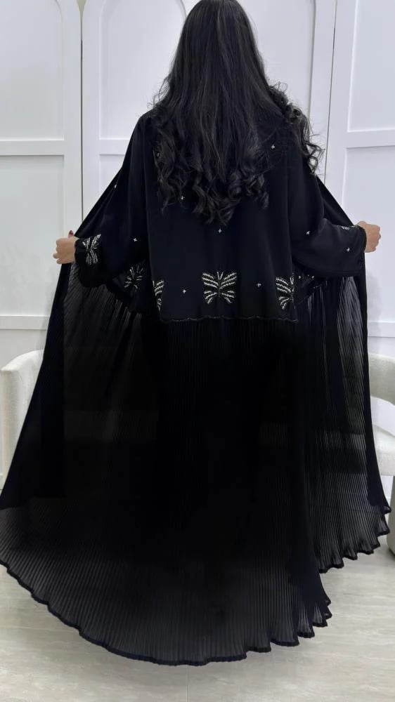 عبايه سوداء كسرات مزينة بشك فخمه