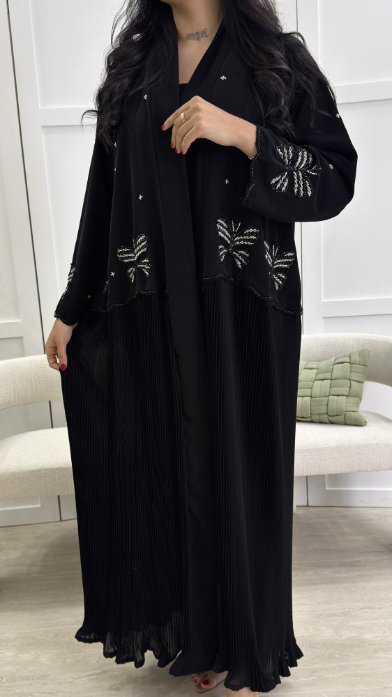 عبايه سوداء كسرات مزينة بشك فخمه