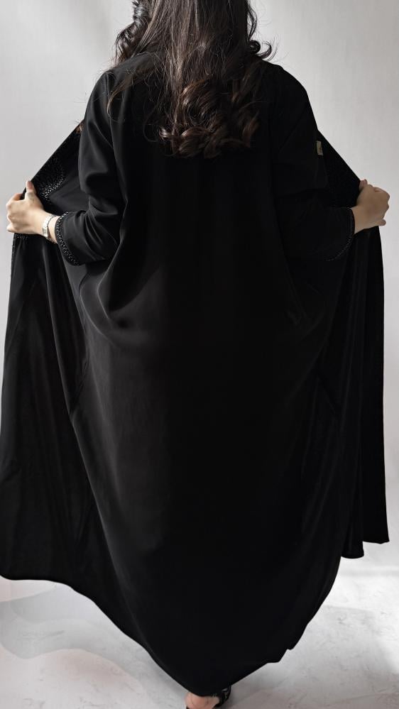 عباية كريب مزينة بشك أسود على الامام والكم