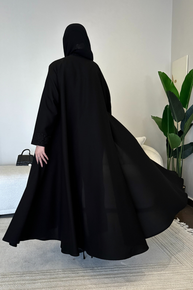 عباية دبل كلوش بتطريز أسود