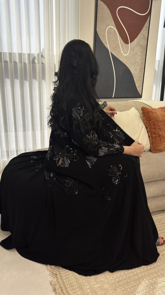 عباية مزينة بخيوط ترتر فخمه
