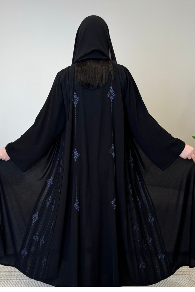 عباية مطرزه بلون كحلي من الجوانب مع الخلف