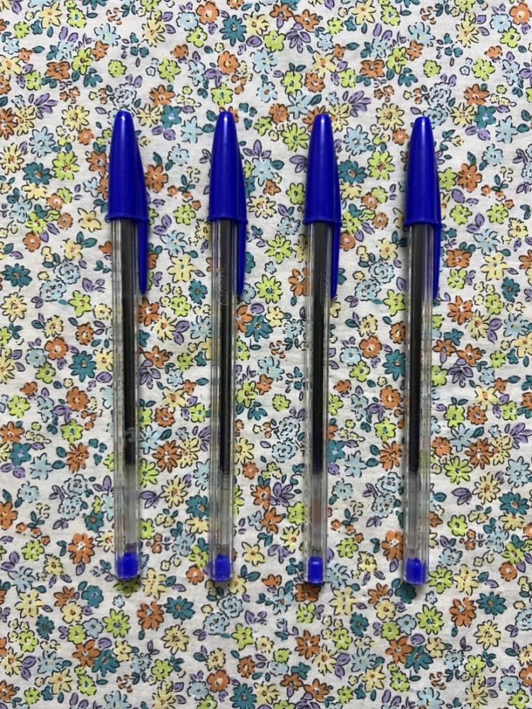 4 اقلام Bic قديمة ( لا تكتب بسبب القِدم )