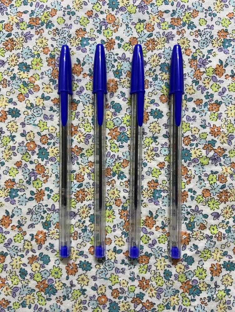 4 اقلام Bic قديمة ( لا تكتب بسبب القِدم )