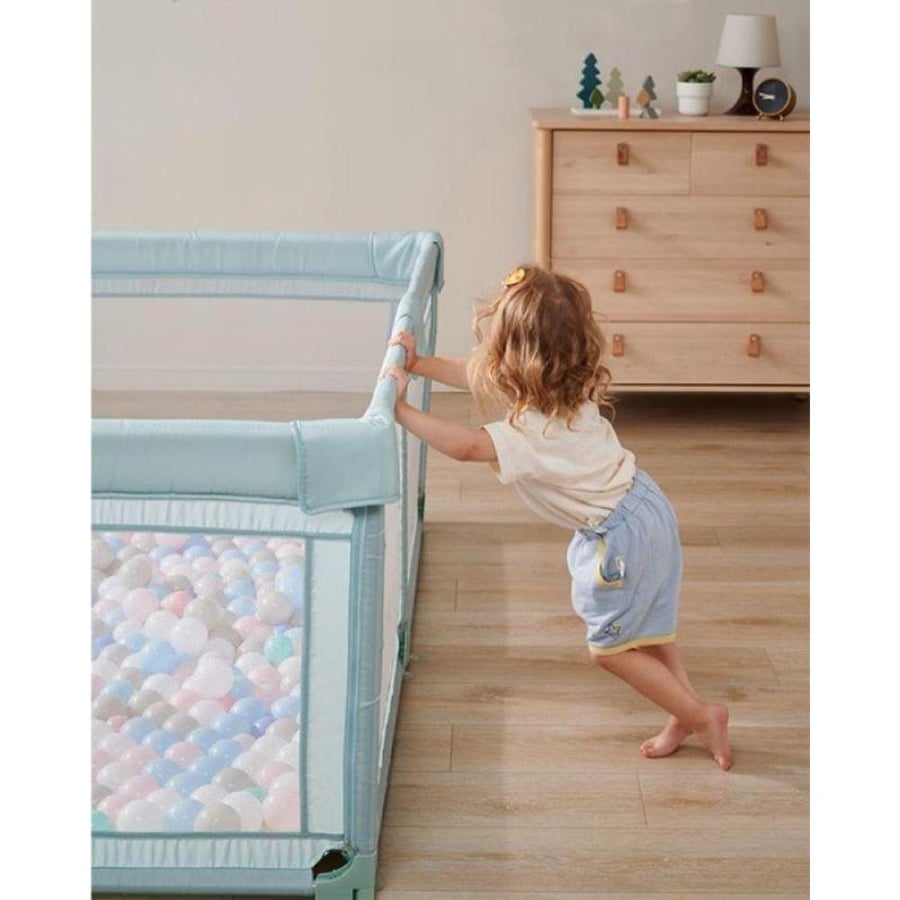 Children's playpen made of durable plastic with soft lining and safe fence, includes 20 colorful plastic balls, 150x120x65 cm - BL-13-A