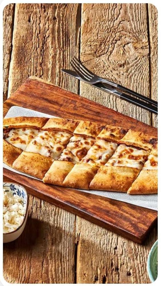 Minced meat pies with cheese/Peynirli Kiymali Pida/فطائر اللحم بالجبن