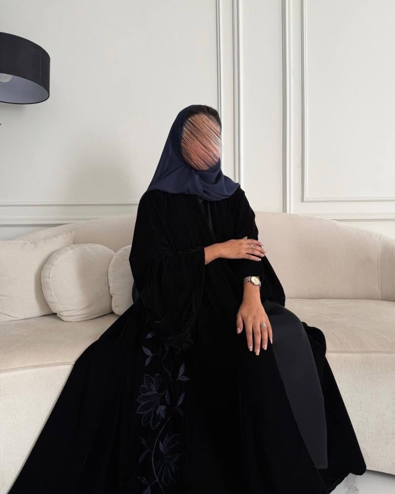 عباية مخمل نص كلوش بتطريز يدوي