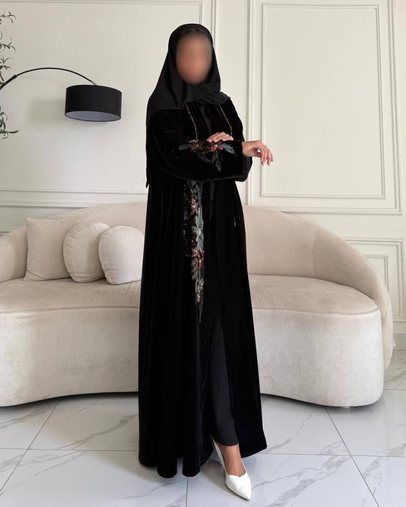 عباية نص كلوش مخمل أسود برسم يدوي وشك يدوي