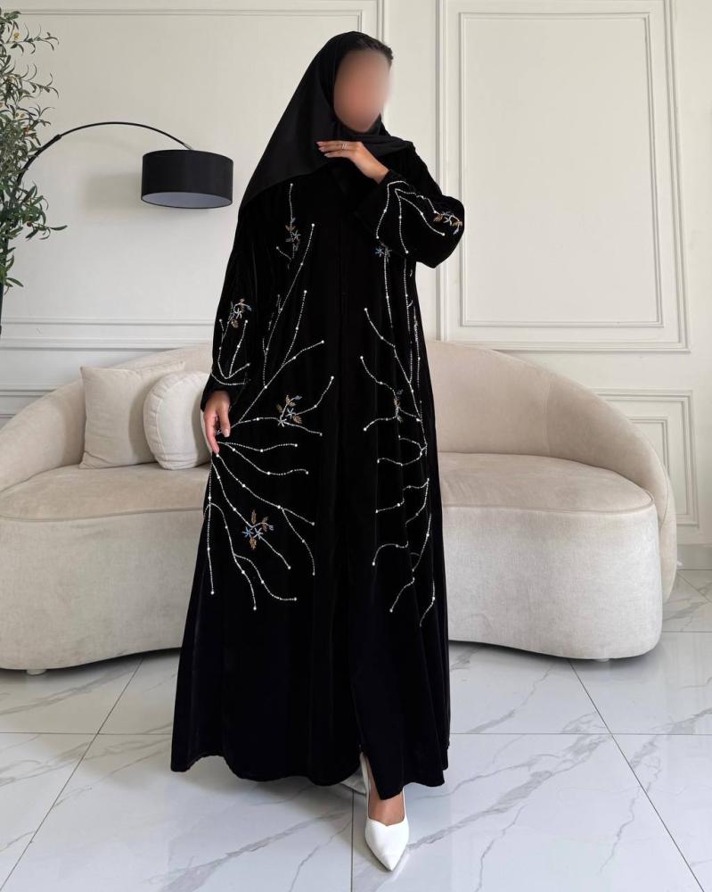 عباية نص كلوش مخمل أسود بشك يدوي من الخرز واللؤلؤ الفاخر
