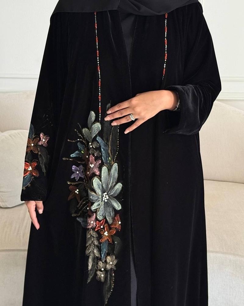 عباية نص كلوش مخمل أسود برسم يدوي وشك يدوي