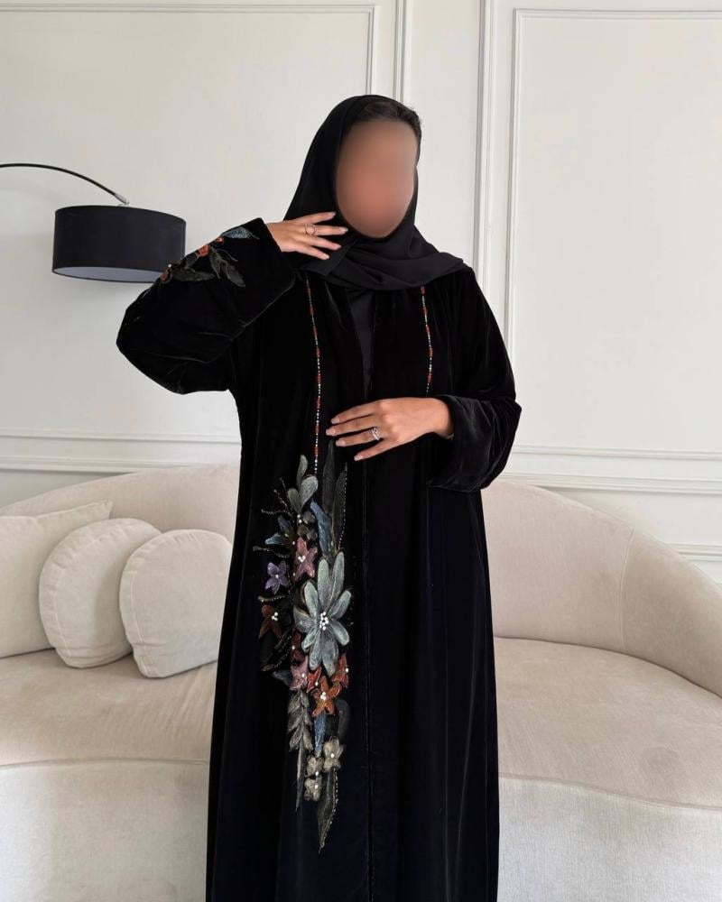 عباية نص كلوش مخمل أسود برسم يدوي وشك يدوي