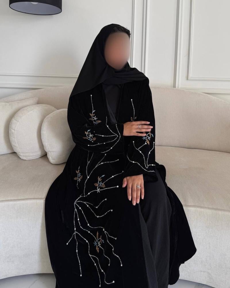 عباية نص كلوش مخمل أسود بشك يدوي من الخرز واللؤلؤ الفاخر
