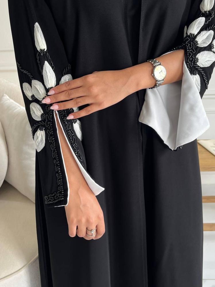 عباية ستريت سوداء كريب ملكي بشك يدوي أبيض راقي