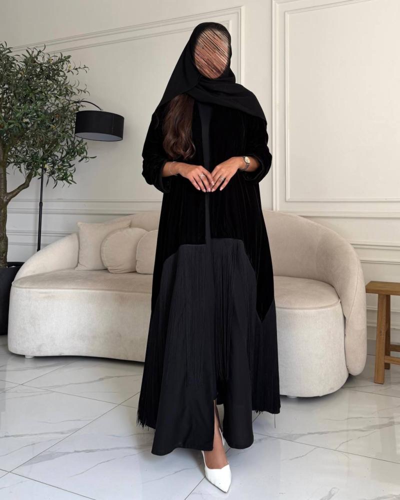 عباية مخمل وكريب واقف أسود بلمسات الهدب المنسدل