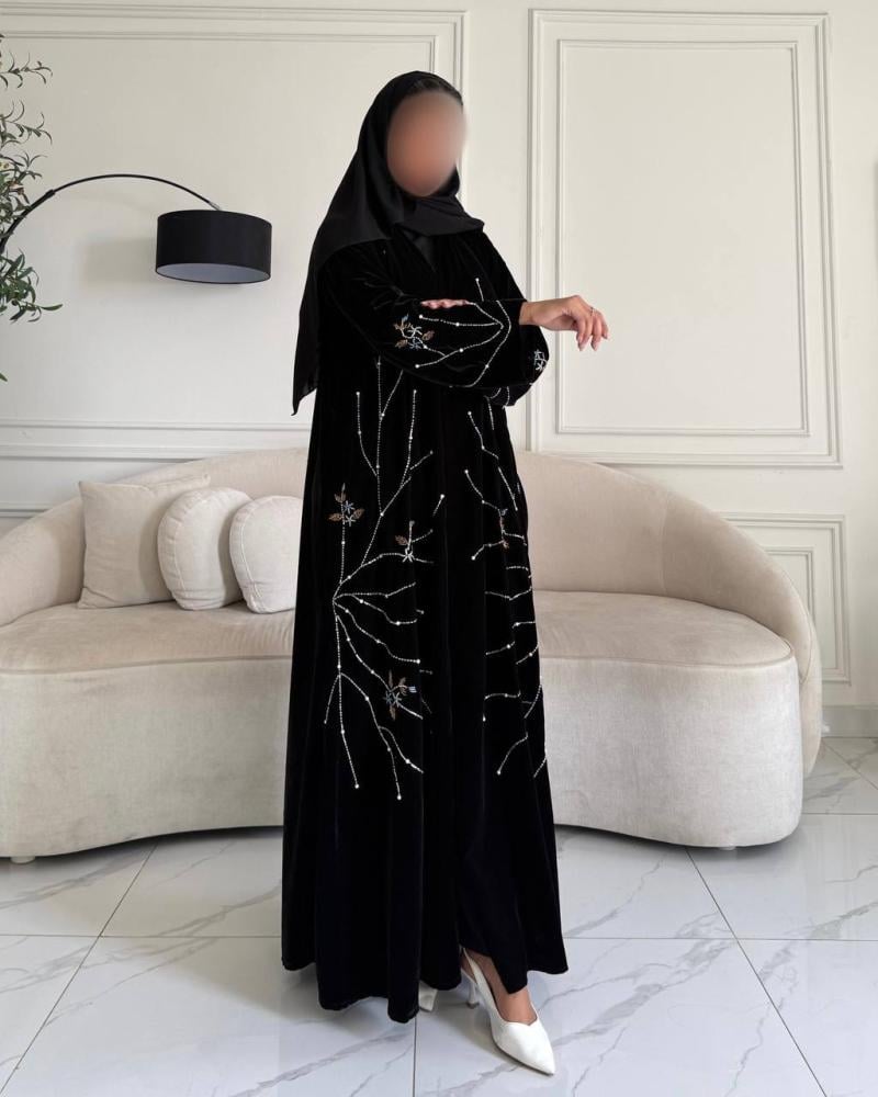 عباية نص كلوش مخمل أسود بشك يدوي من الخرز واللؤلؤ الفاخر