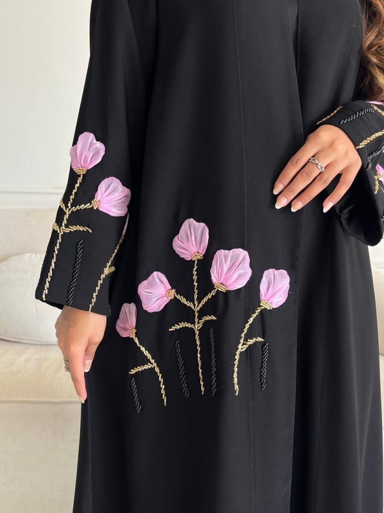 عباية سوداء مطرزة بزهور بارزة