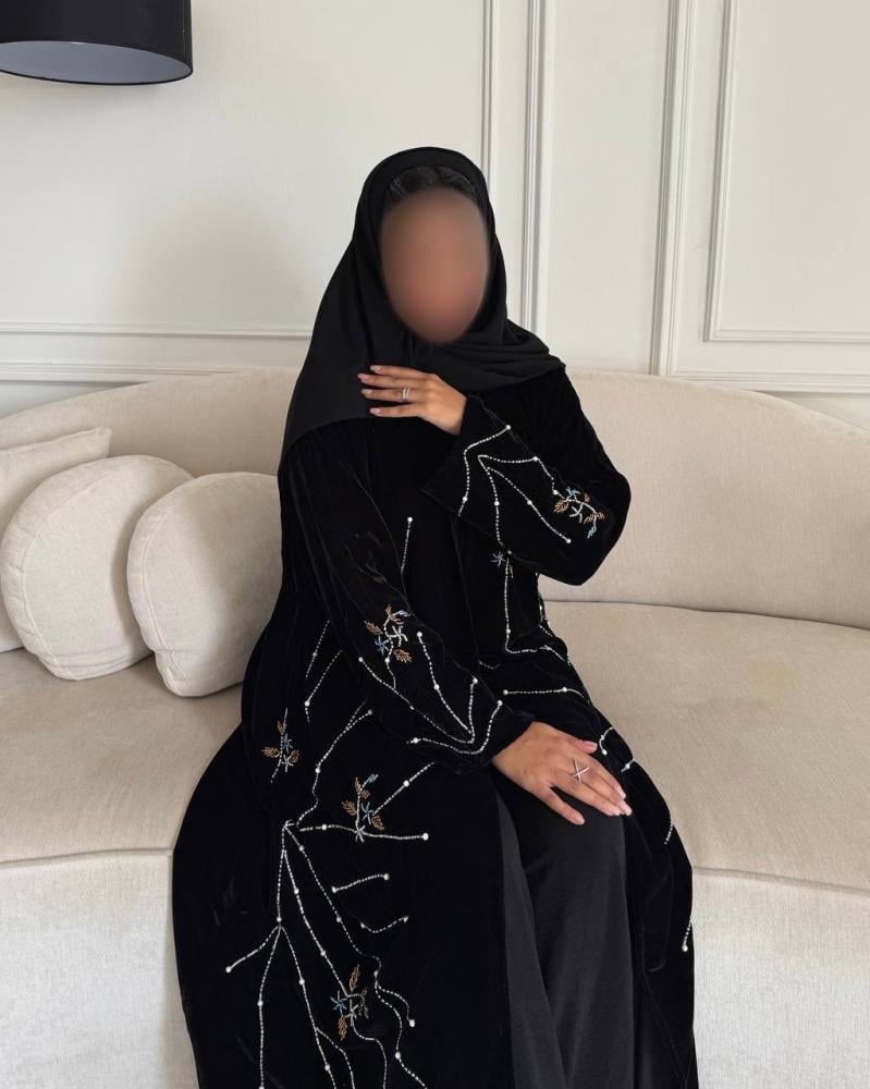 عباية نص كلوش مخمل أسود بشك يدوي من الخرز واللؤلؤ الفاخر