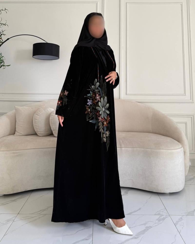 عباية نص كلوش مخمل أسود برسم يدوي وشك يدوي