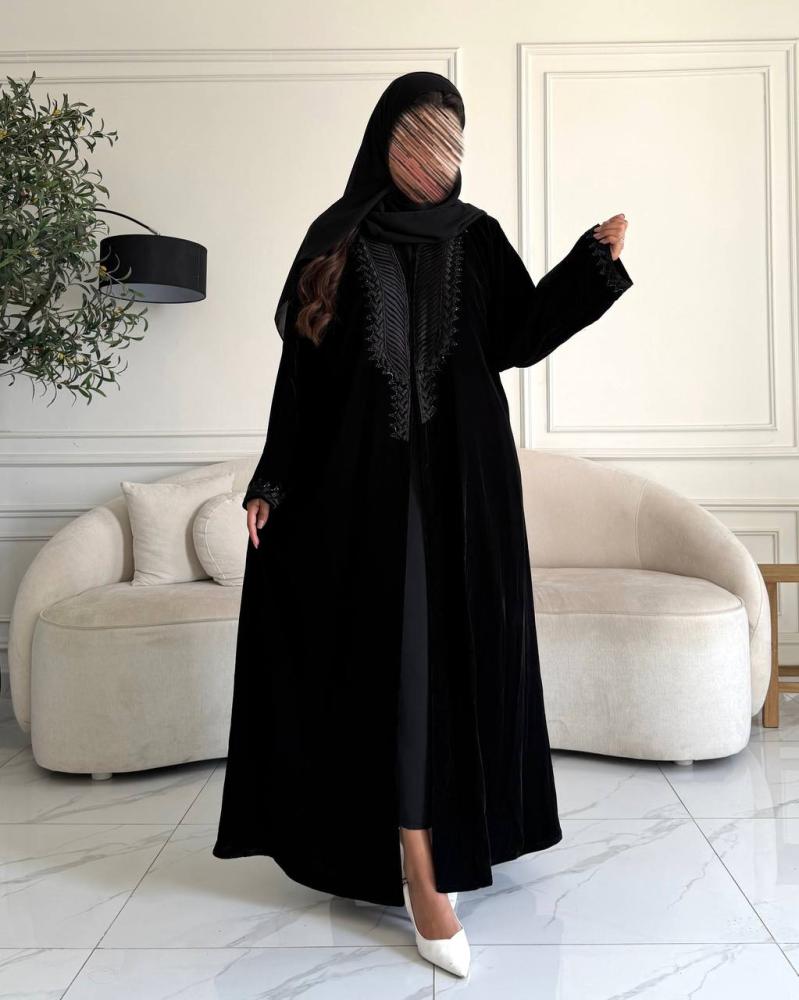 عباية مخمل أسود بتطريز كسرات فنية وشك يدوي مميز