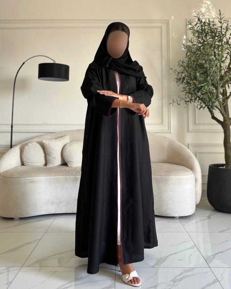 عباية سوداء نص كلوش بتطريز عنكبوت عنابي خلفي وشريط تحديد عنابي
