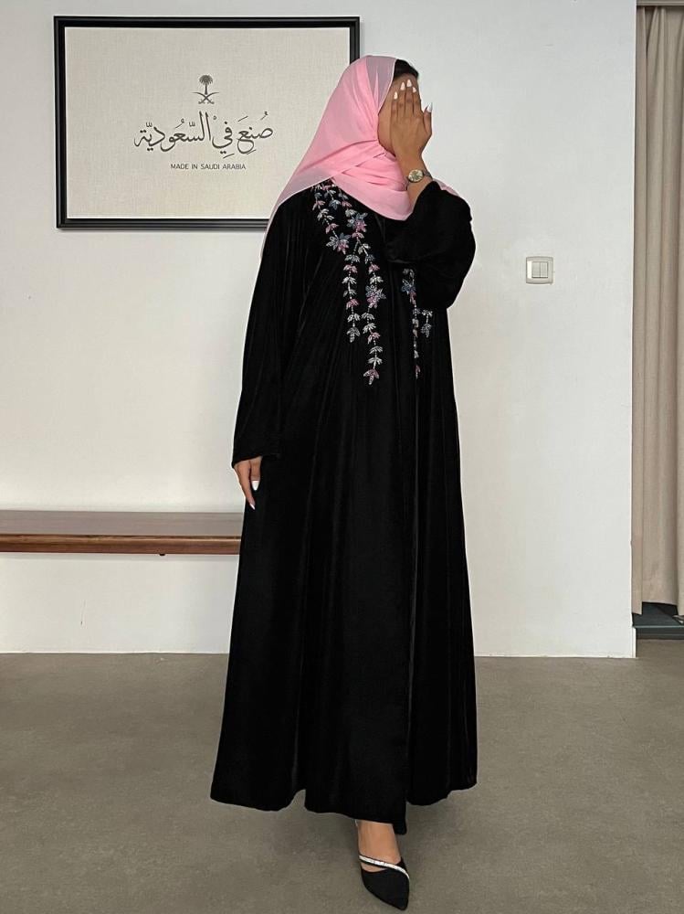 عباية مخمل سوداء بتطريز أغصان ملونة