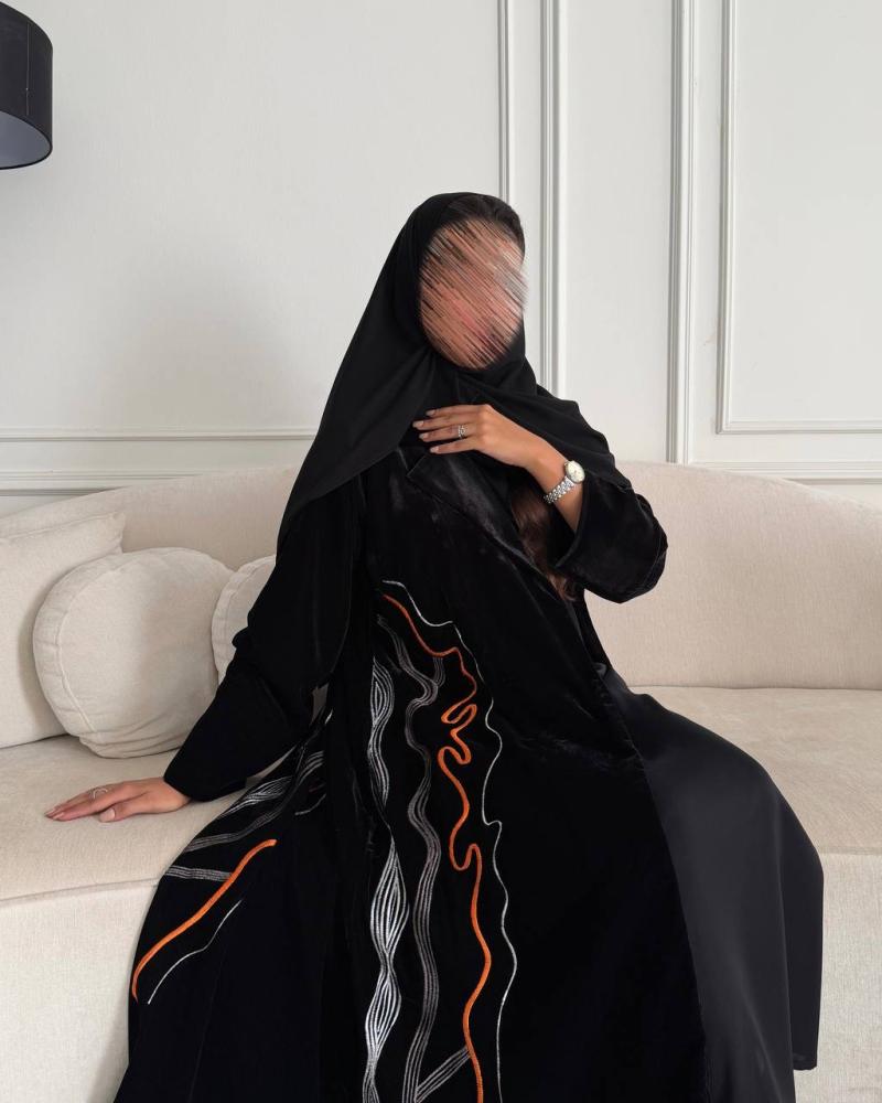 عباية مخمل أسود بتطريز يدوي بخطوط مموجة ملونة