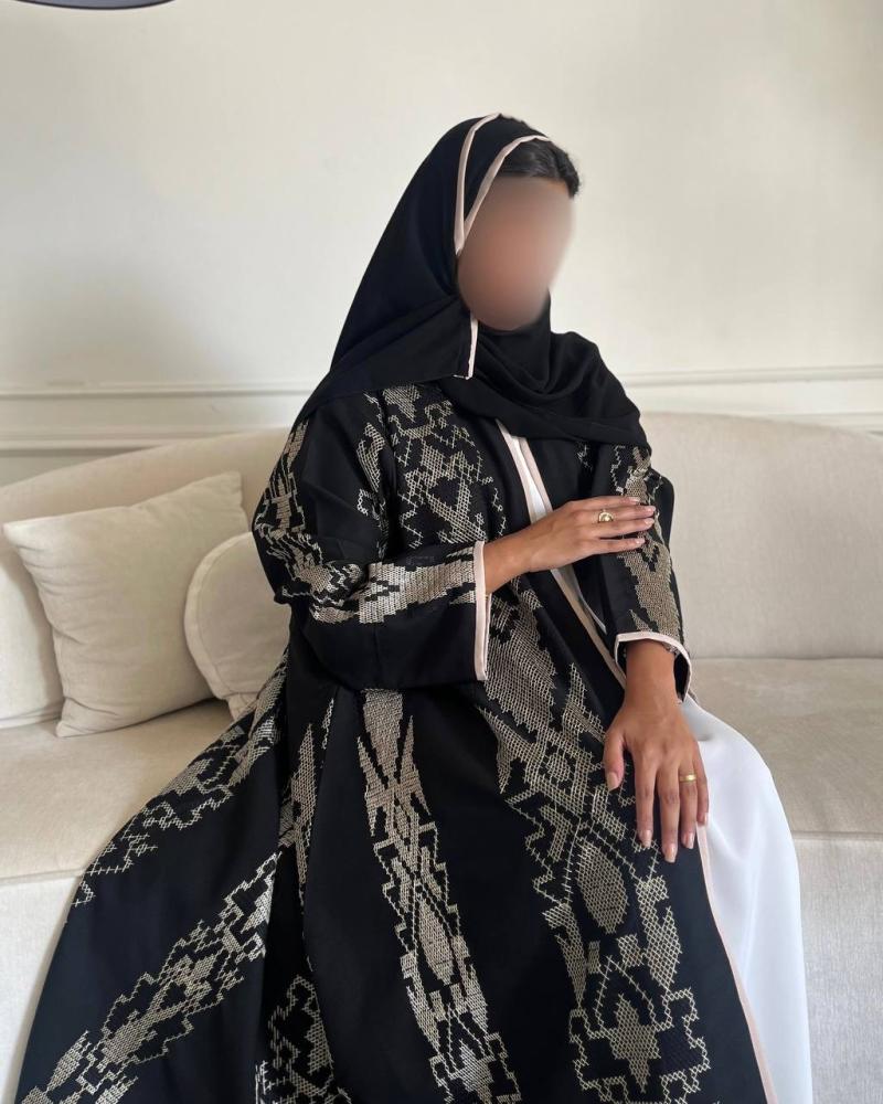عباية كريب نص كلوش بتطريز سدو بيج