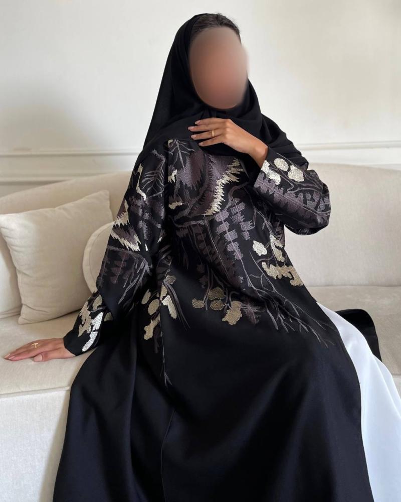 عباية كريب سوداء بتطريز أغصان بدرجات الرمادي والبيج - قصة نص كلوش
