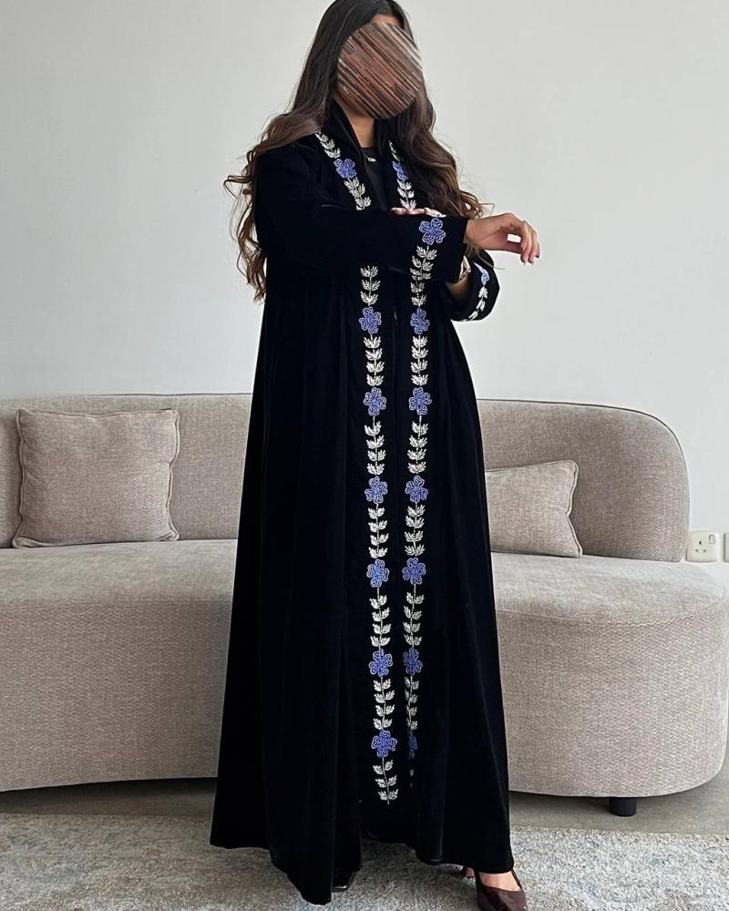 عباية مخمل أسود بشك نقشات زرقاء وفضية