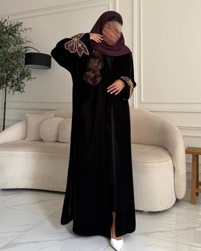 عباية مخمل أسود بشك يدوي خرز ذهبي وتفاصيل فيونكة عنابية