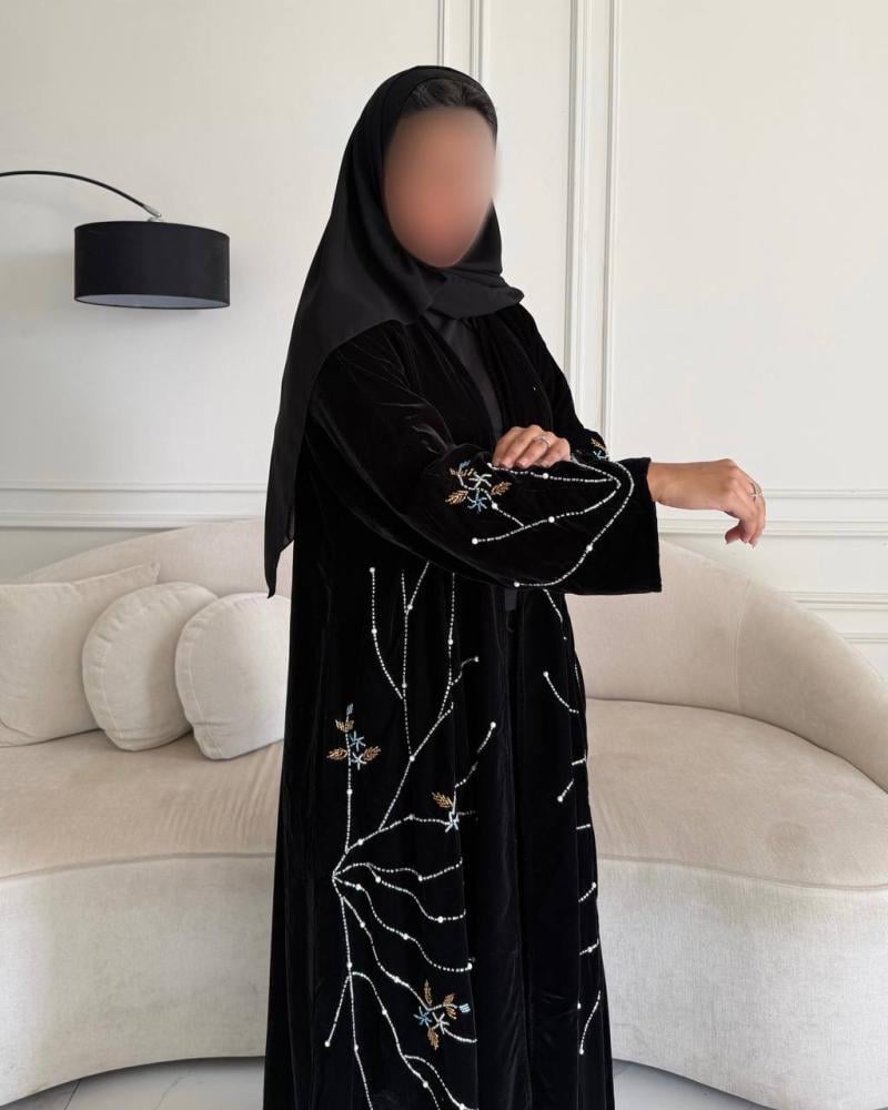 عباية نص كلوش مخمل أسود بشك يدوي من الخرز واللؤلؤ الفاخر