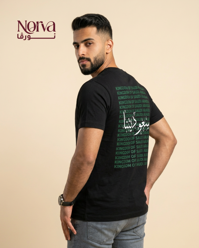 تيشيرت بتصميم للهوية السعودية لاحتفال اليوم الوطني ويوم التأسيس أو للفخر بالانتماء للوطن في كل الأوقات للرجال والنساء